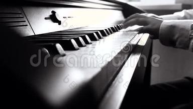 一个男孩弹钢琴